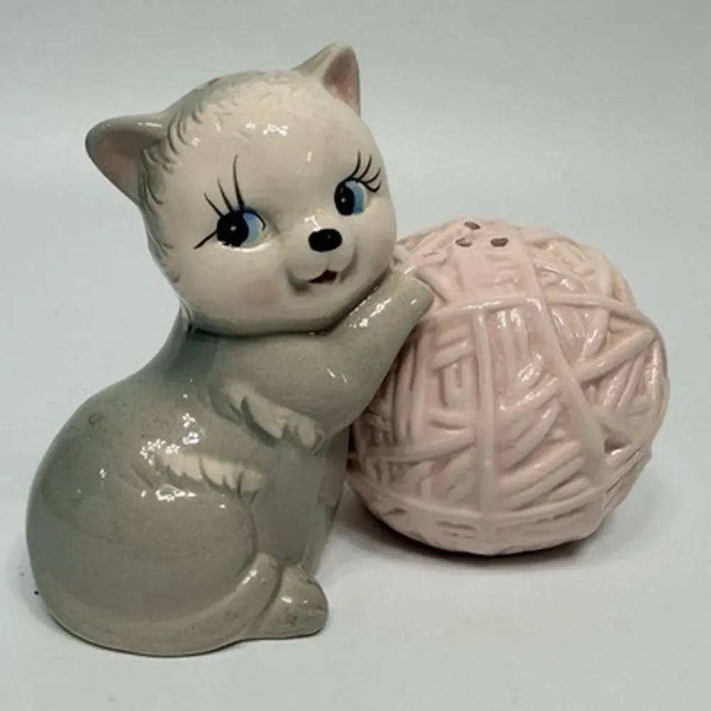 Kitten Ball of Yarn Salt Pepper Shakers Vintage Kitsch Anthropomorphic Gray Pink
